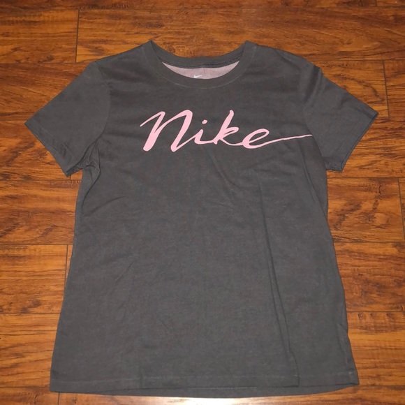 Nike Tops - Women’s Nike tee